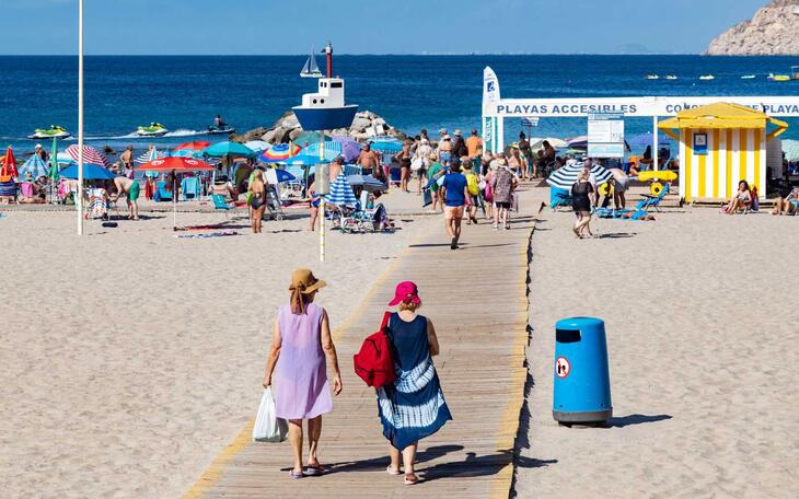 Benidorm refuerza los servicios de limpieza, socorrismo y seguridad en las playas de cara a Semana Santa
